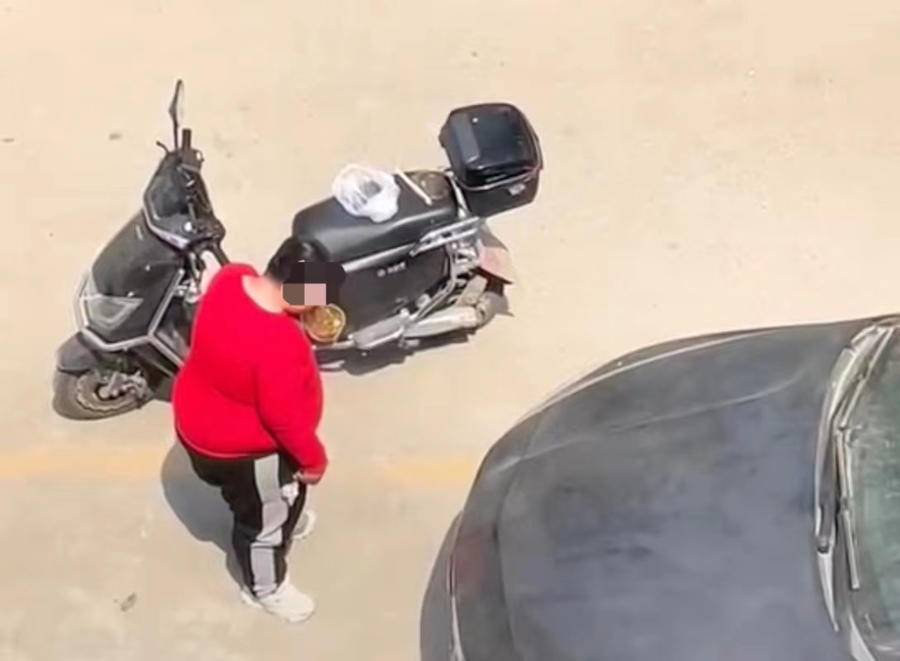 北京一外卖员偷吃顾客酸辣粉被拍到，当事人：没看到的话就吃了休闲区蓝鸢梦想 - Www.slyday.coM