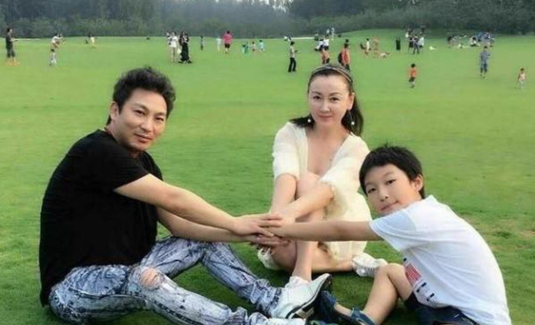 过气歌手陈少华跟粉丝要礼物,曾红极一时,得罪人被砍伤无奈退圈|砍伤