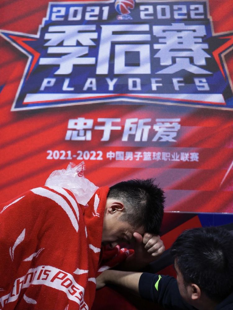 广东雪上加霜，周鹏重伤送往医院！担架抬走，脖子重创疑似脑震荡休闲区蓝鸢梦想 - Www.slyday.coM