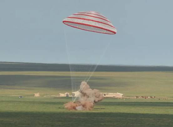 神十三返回地球，为何要经历“黑障6分钟”？对航天员有危险吗？休闲区蓝鸢梦想 - Www.slyday.coM