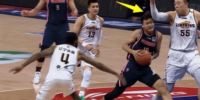 广东核心赵睿受伤,上篮时遭韩德君肘击倒地,CBA裁判却不吹违体休闲区蓝鸢梦想 - Www.slyday.coM 广东核心赵睿受伤,上篮时遭韩德君肘击倒地,CBA裁判却不吹违体休闲区蓝鸢梦想 - Www.slyday.coM