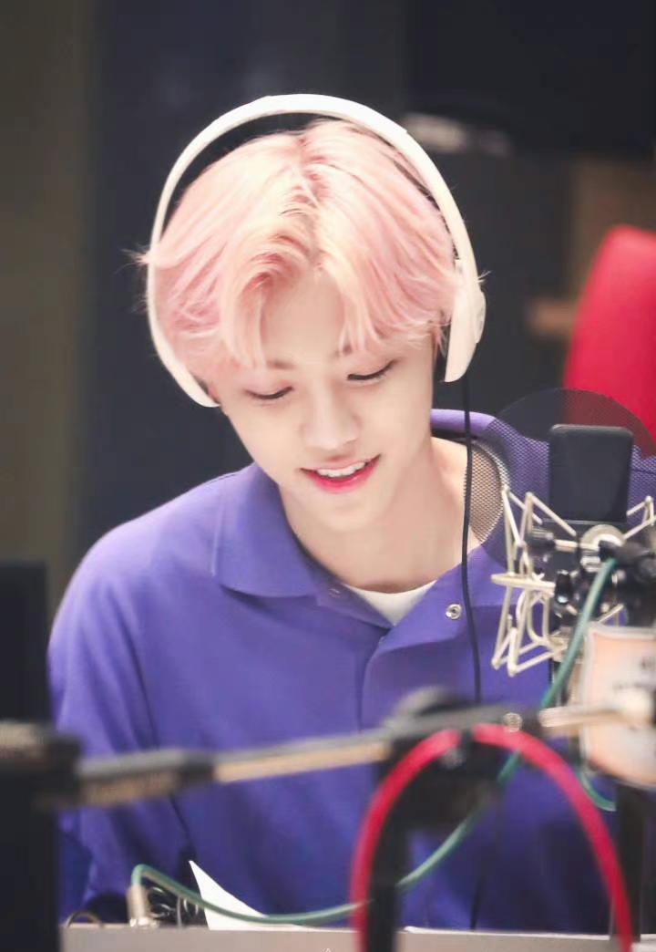 一言不合就撩腹肌?韩国男团出身罗渽民,年纪小小身材好好__财经头条