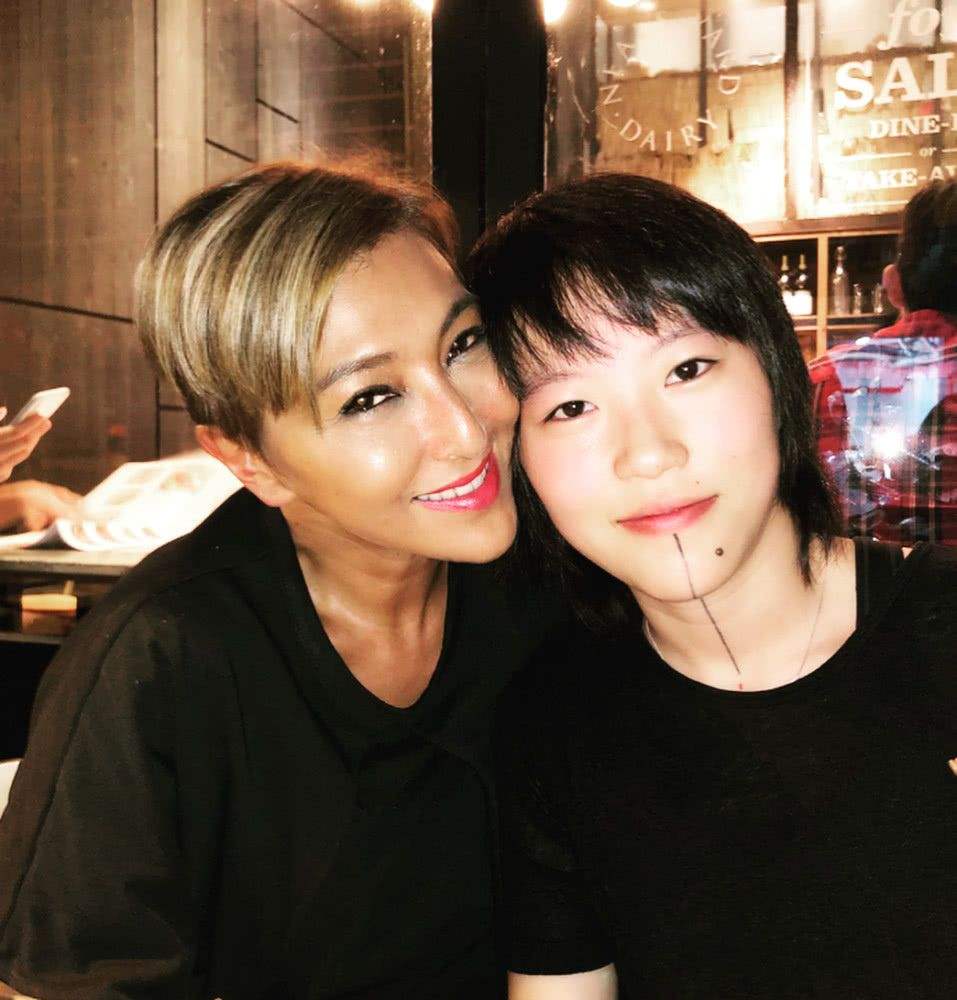 曾志伟与女性朋友上山诗钠庆生,女方晒贴面照