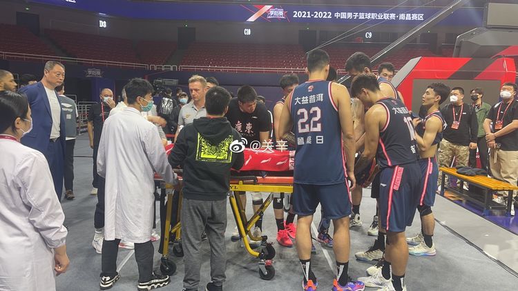 广东雪上加霜，周鹏重伤送往医院！担架抬走，脖子重创疑似脑震荡休闲区蓝鸢梦想 - Www.slyday.coM