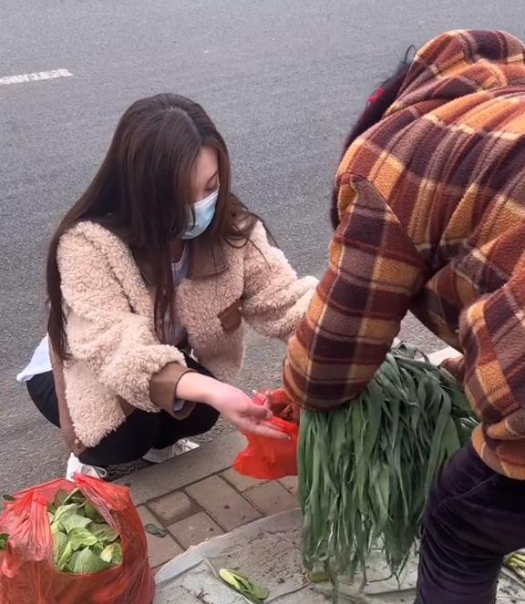 陈亚男亲手做蛋糕送粉丝,被曝女子是二姨家表妹,一家人演来演去休闲区蓝鸢梦想 - Www.slyday.coM 陈亚男亲手做蛋糕送粉丝,被曝女子是二姨家表妹,一家人演来演去休闲区蓝鸢梦想 - Www.slyday.coM