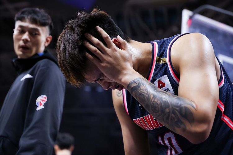 广东雪上加霜，周鹏重伤送往医院！担架抬走，脖子重创疑似脑震荡休闲区蓝鸢梦想 - Www.slyday.coM