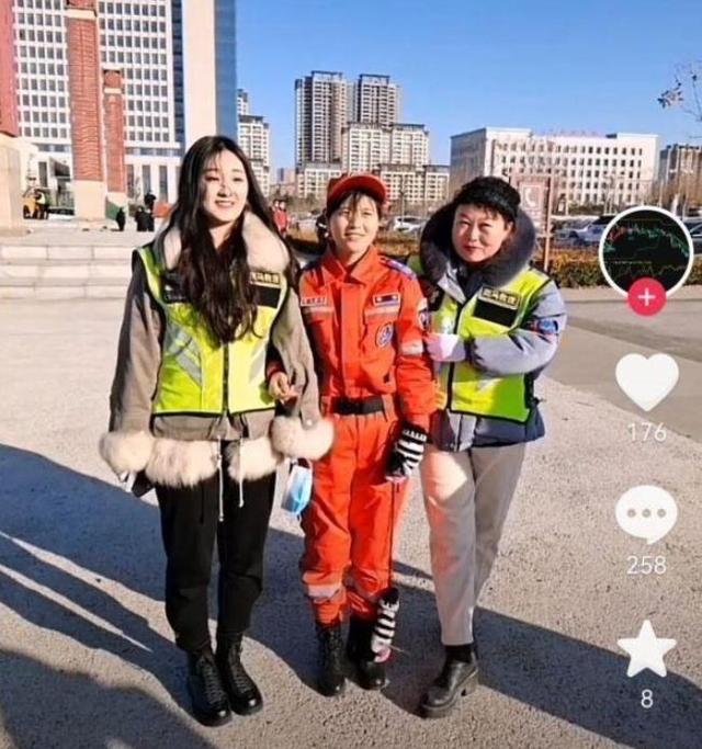 做好事被拆穿还不够?陈亚男给粉丝送蛋糕,却被曝是二姨家的闺女休闲区蓝鸢梦想 - Www.slyday.coM 做好事被拆穿还不够?陈亚男给粉丝送蛋糕,却被曝是二姨家的闺女休闲区蓝鸢梦想 - Www.slyday.coM