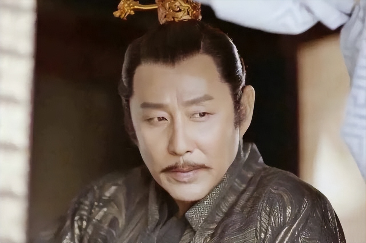 而在《英雄》里,陈道明饰演的嬴政,浑身散发着沉稳,成为与其他版本