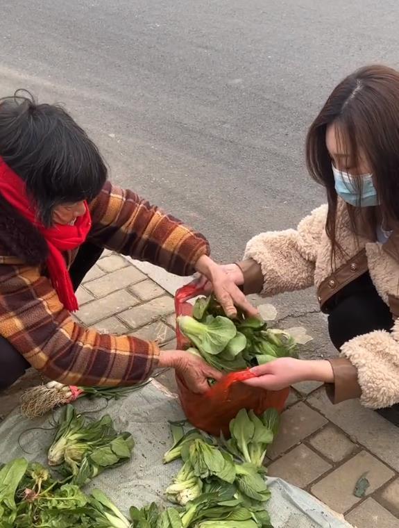 陈亚男亲手做蛋糕送粉丝，被曝女子是二姨家表妹，一家人演来演去休闲区蓝鸢梦想 - Www.slyday.coM