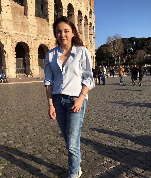 曾志伟与女性朋友上山诗钠庆生女方晒贴面照