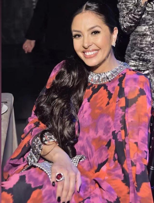 科比退役6周年瓦妮莎晒豪车戒指39岁依旧美丽没打算改嫁