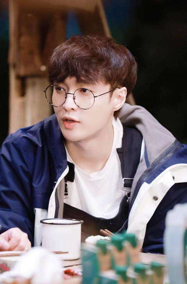 《向往的生活6》定档海报曝光:张艺兴番位提升,张子枫被边缘化休闲区蓝鸢梦想 - Www.slyday.coM 《向往的生活6》定档海报曝光:张艺兴番位提升,张子枫被边缘化休闲区蓝鸢梦想 - Www.slyday.coM