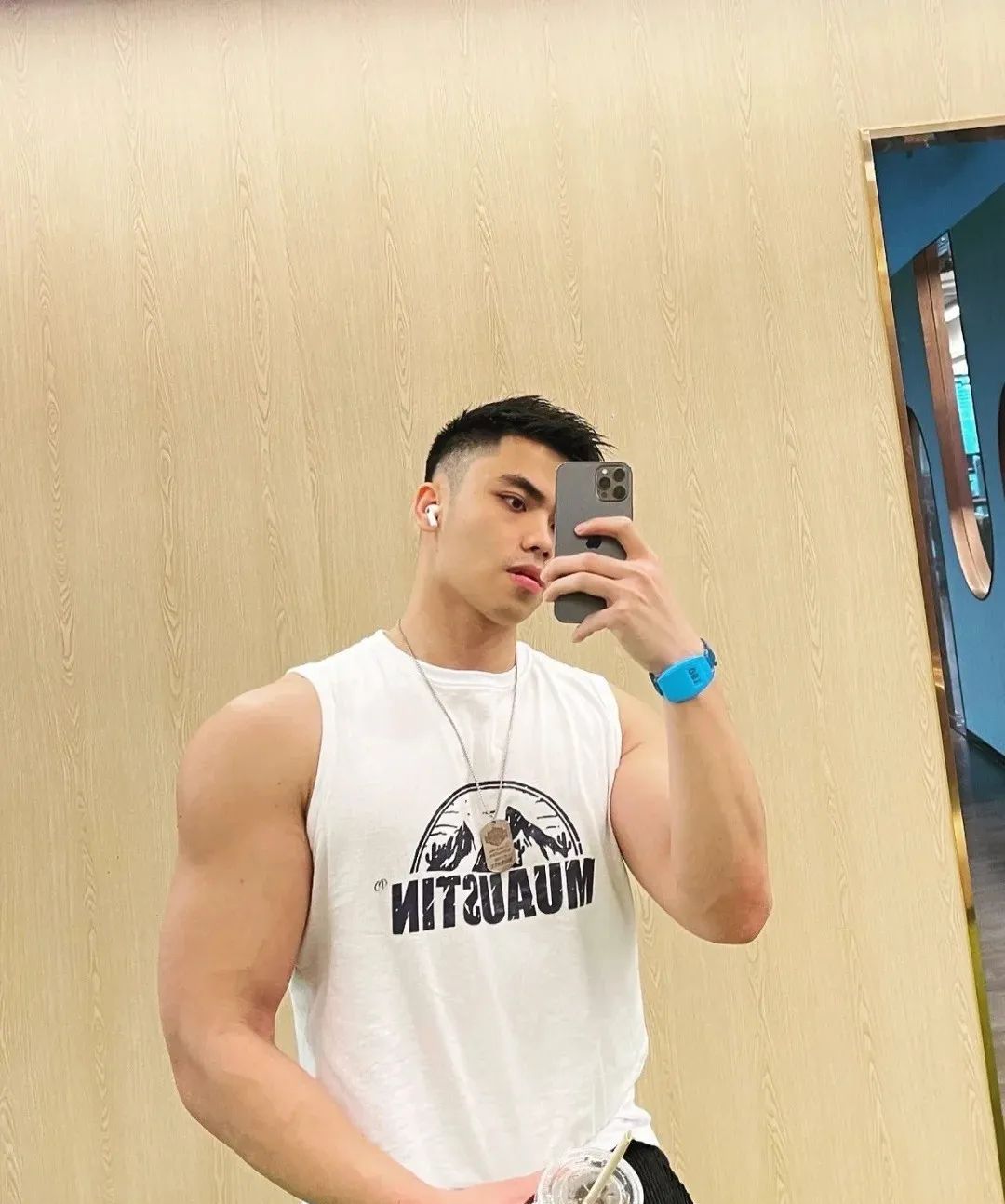 寸头肌肉冲浪小哥,网友:这哪受得住……|肌肉|寸头|留言_新浪新闻