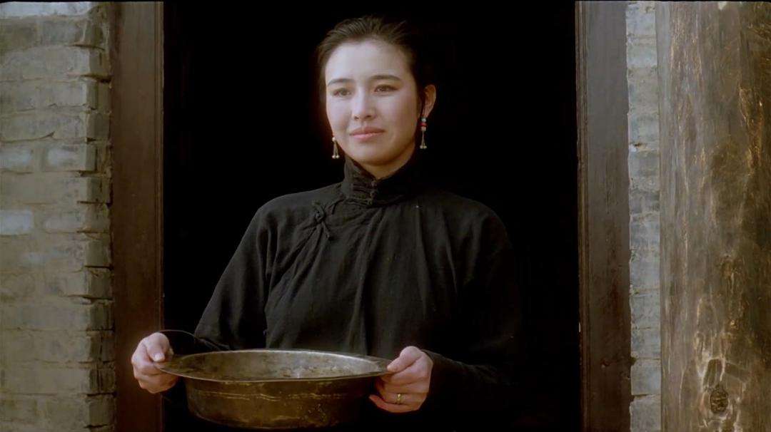 长,王澜忘记了这件事,当时黄建新导演邀请她拍电影《五魁》她就签约了