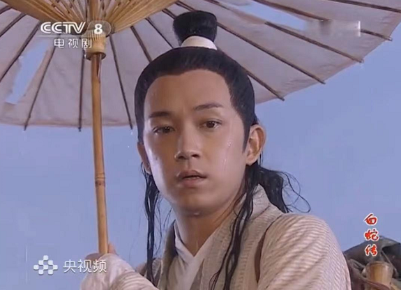 端阳节,许仙中了法海的圈套,让白素贞喝下雄黄酒,白素贞现出原形,直接