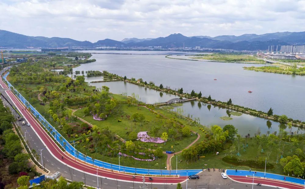 这是4月12日拍摄的滇池绿道草海段景色(无人机照片).