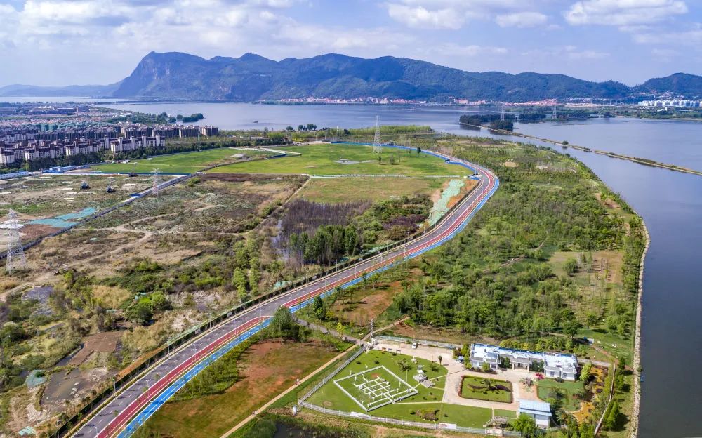 这是4月12日拍摄的滇池绿道草海段景色(无人机照片).