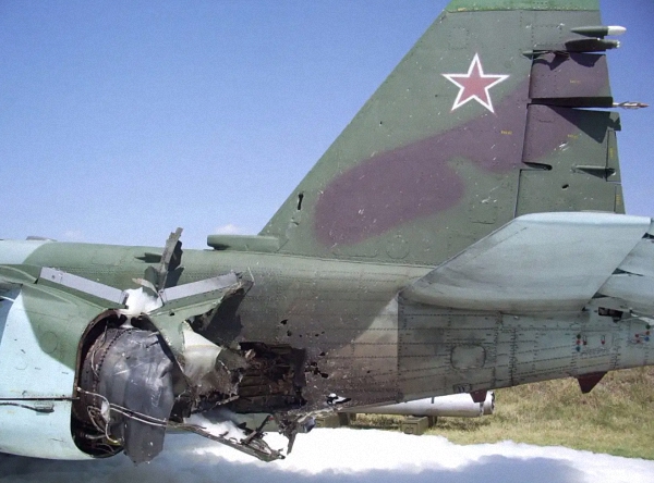 被乌克兰便携式防空导弹击中的俄军苏-25攻击机。