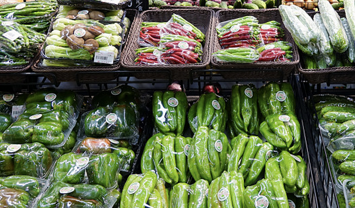 青岛某超市的蔬菜货架。（图片开端：视觉中国）