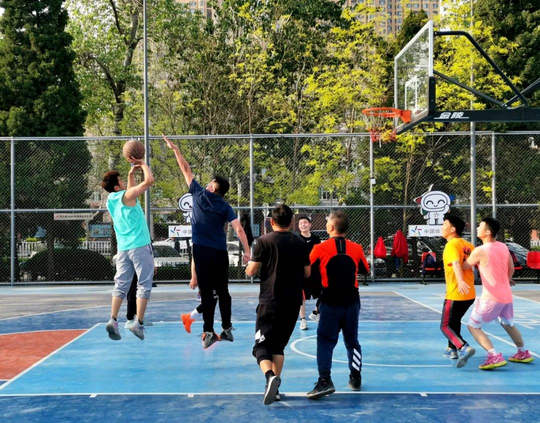 昨天下午,市民在一球场上打篮球.