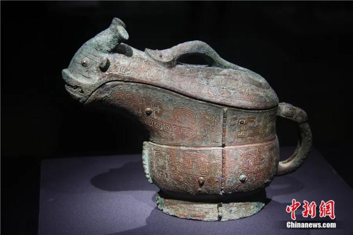 安阳殷墟妇好墓出土的青铜器——圆足铜觥.中新社发 张庆民 摄