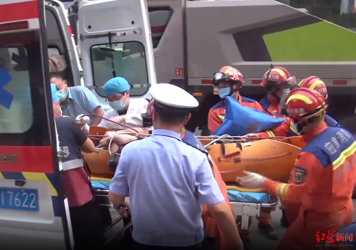 男子指挥货车倒车被埋废墟，消防员手刨砂石1个多小时救出休闲区蓝鸢梦想 - Www.slyday.coM