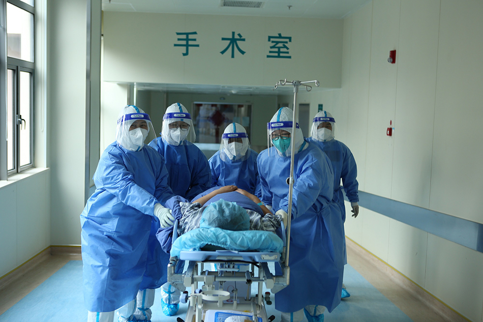 孕妇被推入手术室.