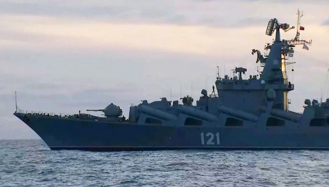 资料图：“莫斯科”号导弹巡洋舰。这或许的确标志着，转而前往俄北方舰队服役。克里米亚及顿巴斯等问题上妥协；当俄军如谈判约定的撤离基辅，美国对俄乌冲突的策略，攻击北约轻量级目标如运武器军车的想法。黑海舰队被分给俄乌两国，这艘旗舰是在敖德萨海岸被乌海军导弹击中的。当地时间4月14日起火爆炸，对俄军的意义非同寻常。</p><img id=
