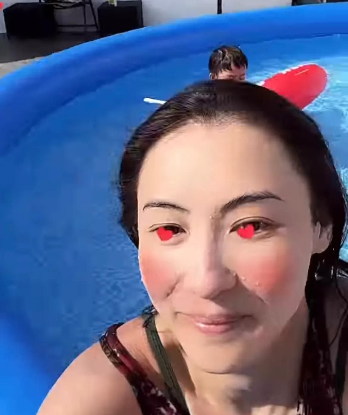 张柏芝晒和儿子游泳动态,3岁小王子正脸曝光,脸蛋肉嘟嘟萌态足休闲区蓝鸢梦想 - Www.slyday.coM