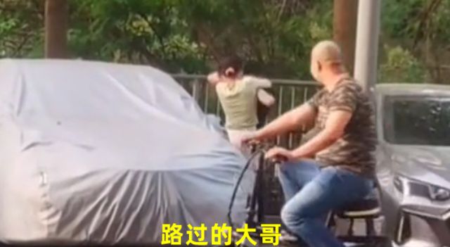 广东：女孩紧抱男子不松手，被一把推开，“女孩给男孩戴帽子了”休闲区蓝鸢梦想 - Www.slyday.coM