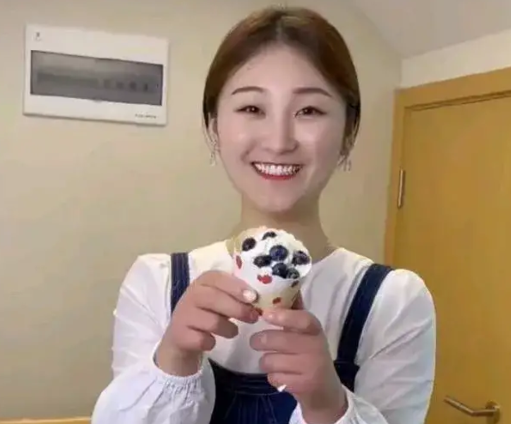 陈亚男新人设又崩塌，做志愿者被指摆拍，送粉丝蛋糕却变亲戚休闲区蓝鸢梦想 - Www.slyday.coM