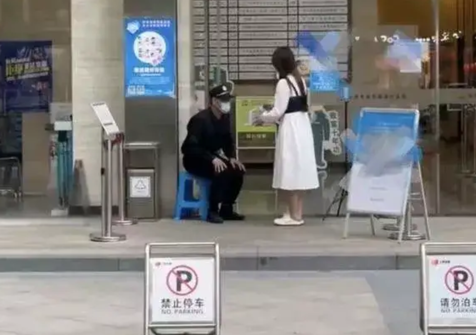 陈亚男新人设又崩塌，做志愿者被指摆拍，送粉丝蛋糕却变亲戚休闲区蓝鸢梦想 - Www.slyday.coM