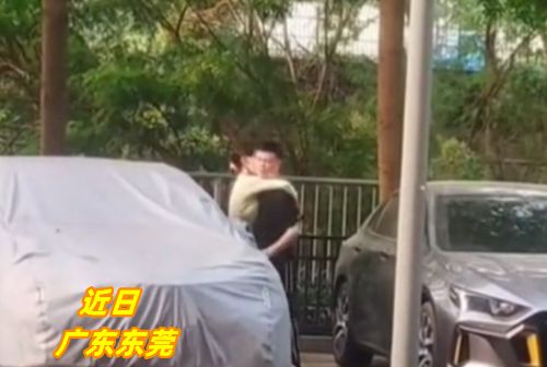广东：女孩紧抱男子不松手，被一把推开，“女孩给男孩戴帽子了”休闲区蓝鸢梦想 - Www.slyday.coM