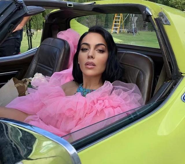 乔治娜挺着孕肚自拍穿粉红长裙开豪华跑车被c罗宠出新高度