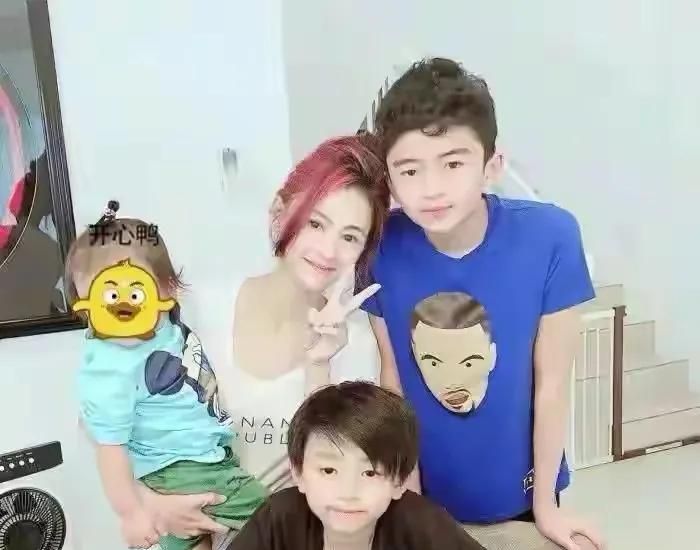 张柏芝晒和儿子游泳动态,3岁小王子正脸曝光,脸蛋肉嘟嘟萌态足休闲区蓝鸢梦想 - Www.slyday.coM