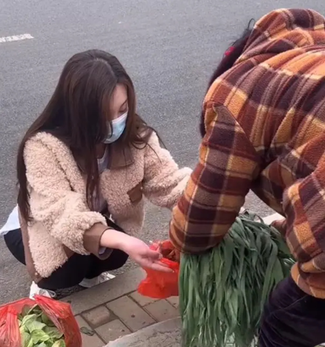 陈亚男新人设又崩塌，做志愿者被指摆拍，送粉丝蛋糕却变亲戚休闲区蓝鸢梦想 - Www.slyday.coM