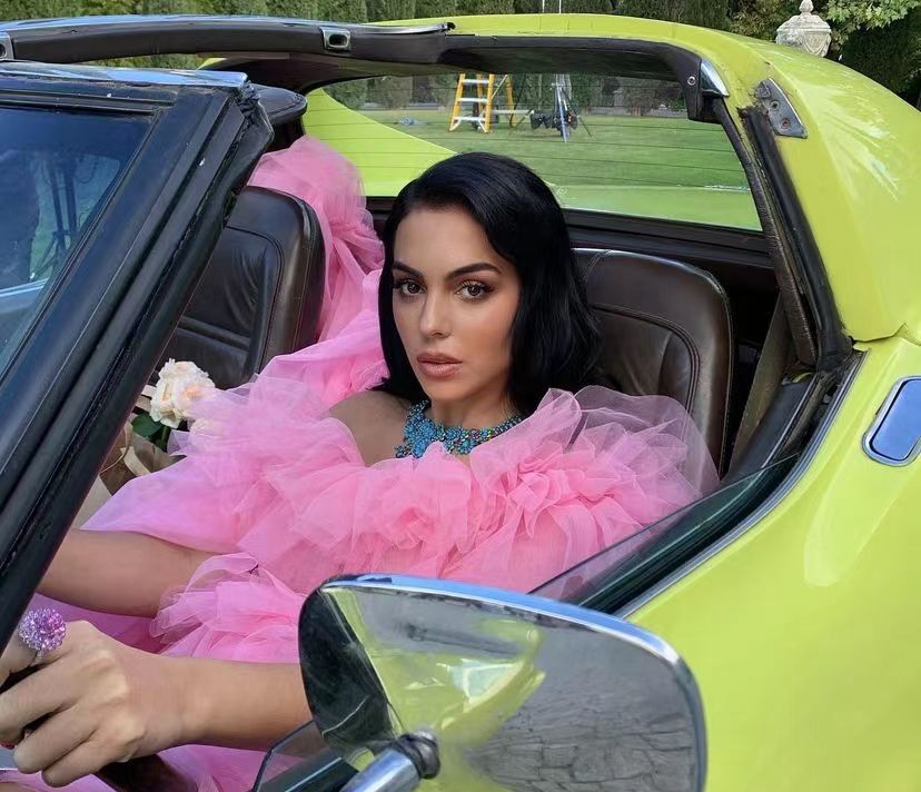 乔治娜挺着孕肚自拍穿粉红长裙开豪华跑车被c罗宠出新高度