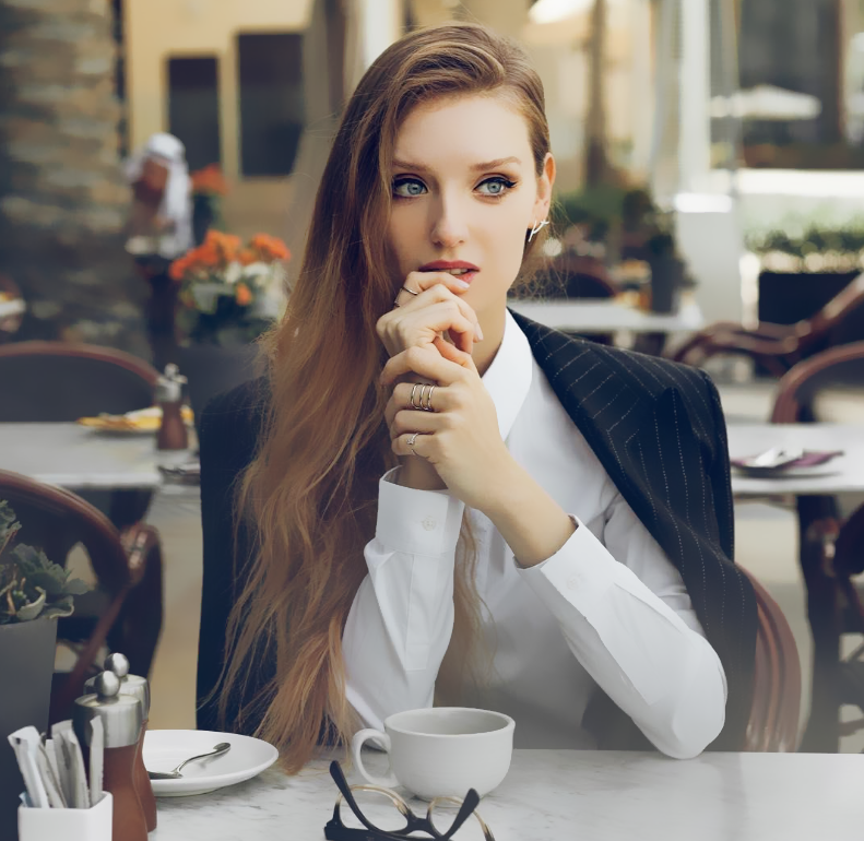 塞尔维亚气质空姐五官立体秀丽端庄简约的西装穿出率真范