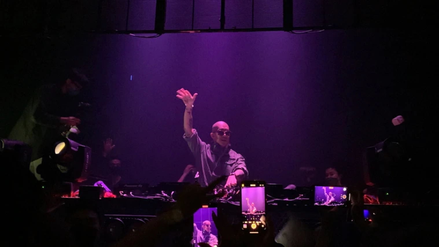 具俊晔穿着一身工装连体衣,秀出自己的标志性光头,戴着墨镜,伸展双臂