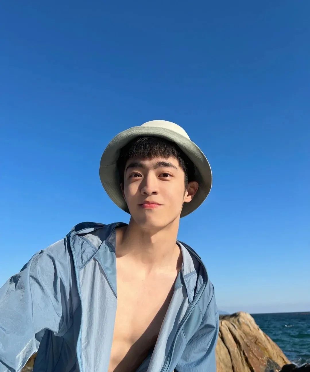 眼眸中满是清澈,毕竟气质清爽阳光,现在的男生们都在努力保持少年感