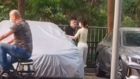 广东：女孩紧抱男子不松手，被一把推开，“女孩给男孩戴帽子了”休闲区蓝鸢梦想 - Www.slyday.coM