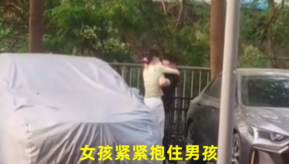 广东：女孩紧抱男子不松手，被一把推开，“女孩给男孩戴帽子了”休闲区蓝鸢梦想 - Www.slyday.coM