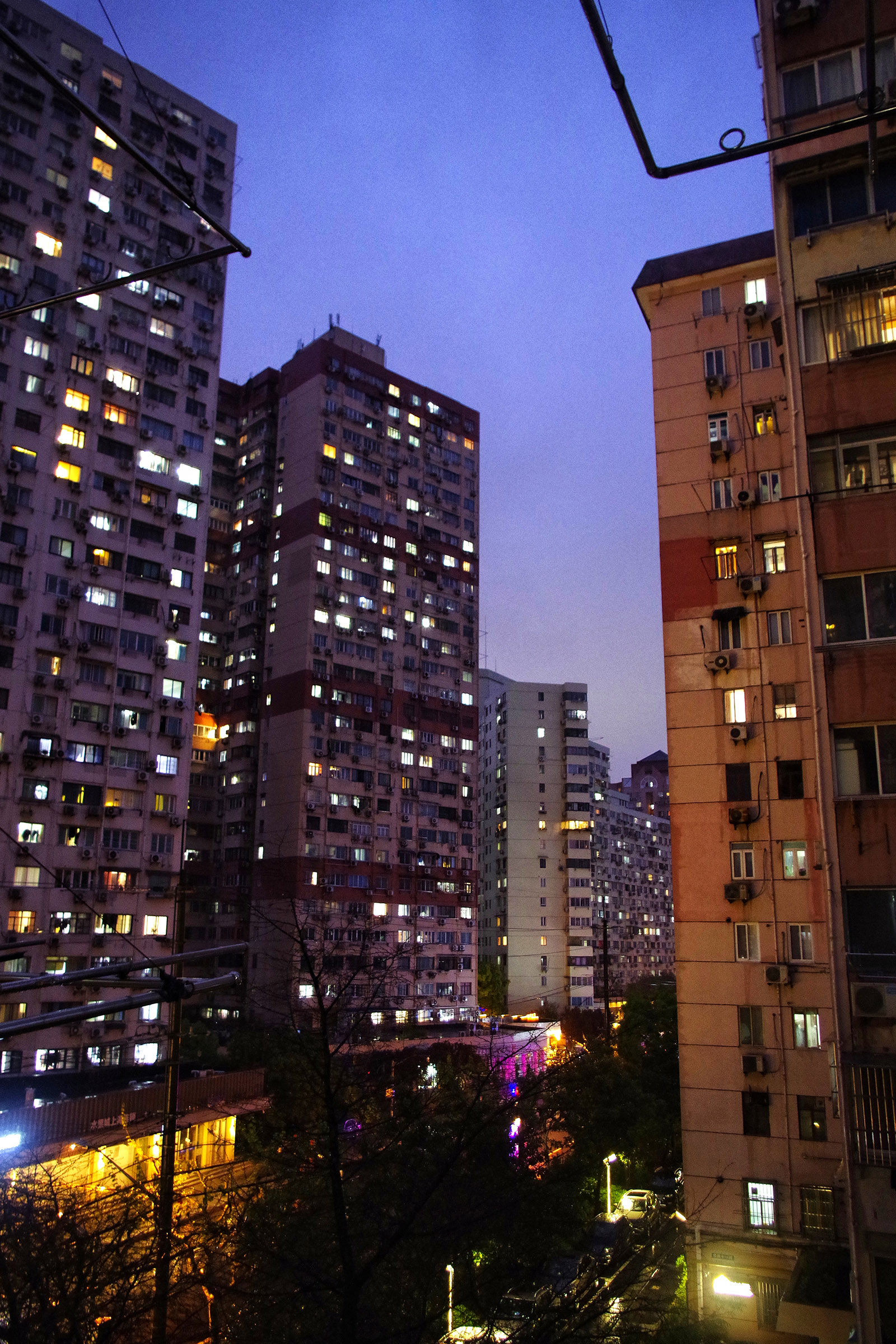 摄影记疫|窗外的万家灯火,每一盏都照亮黑夜