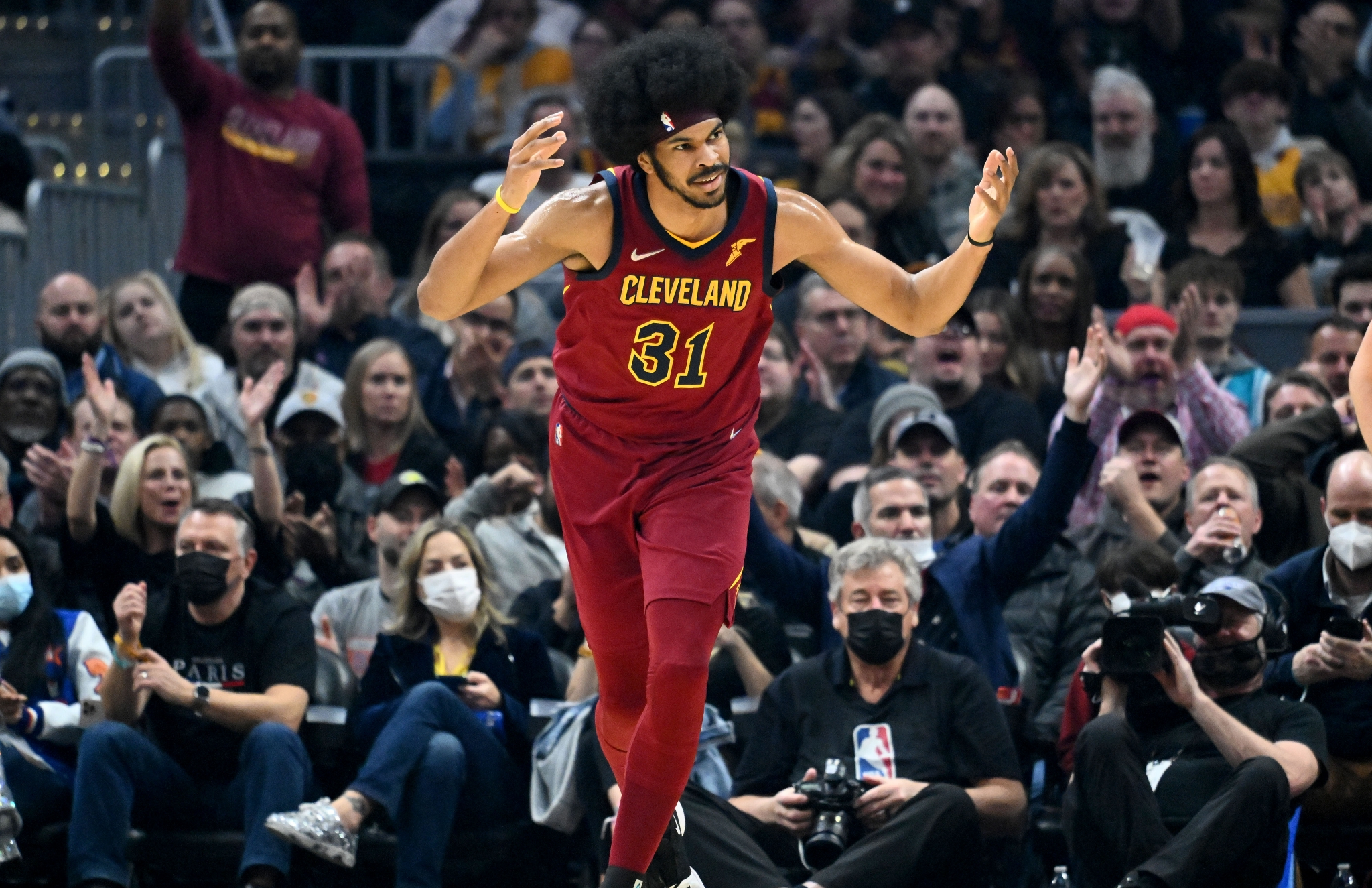 北京时间4月16日,克里夫兰骑士官方宣布,贾勒特-阿伦将会在今日与老鹰