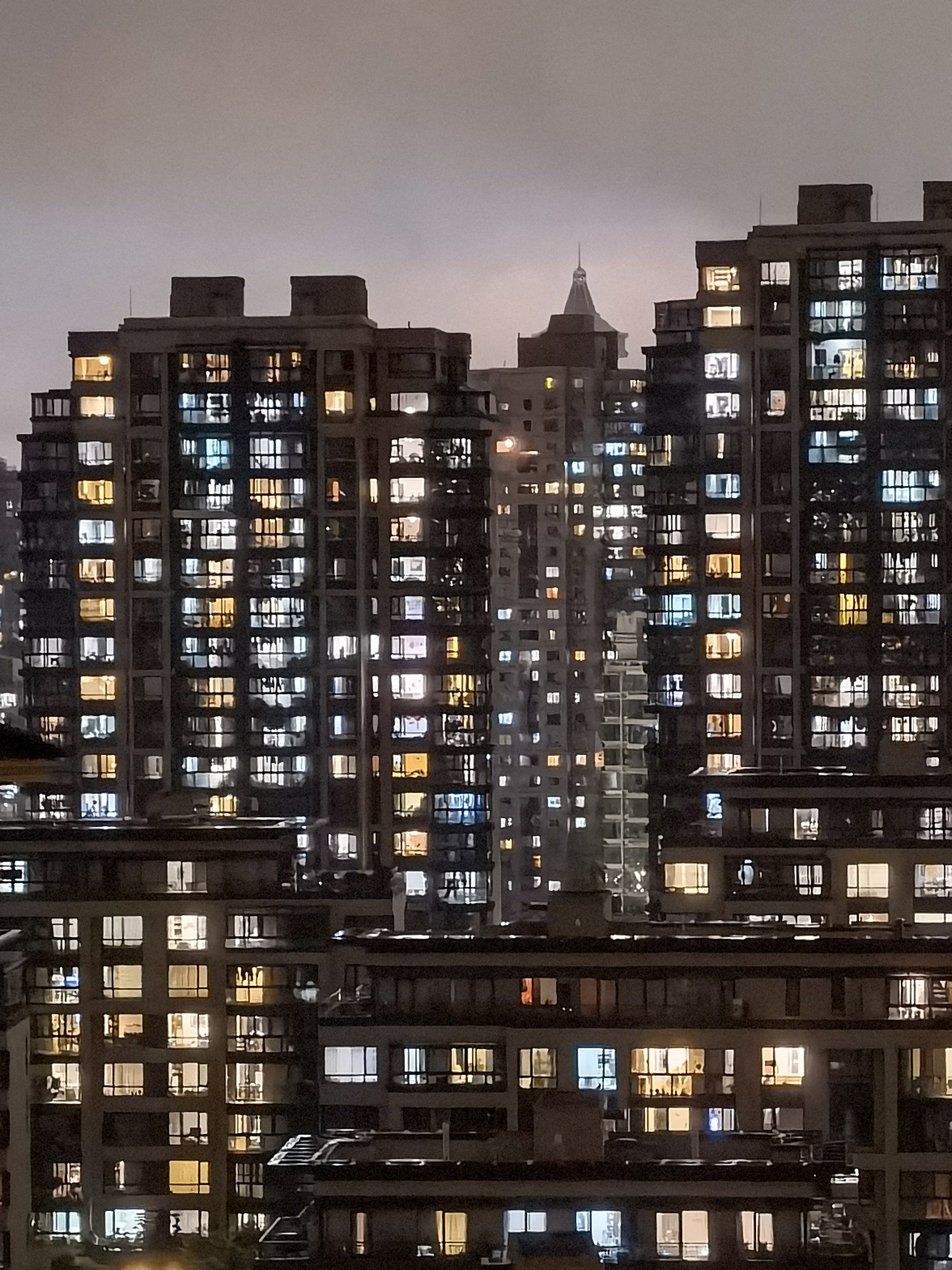 摄影记疫|窗外的万家灯火,每一盏都照亮黑夜