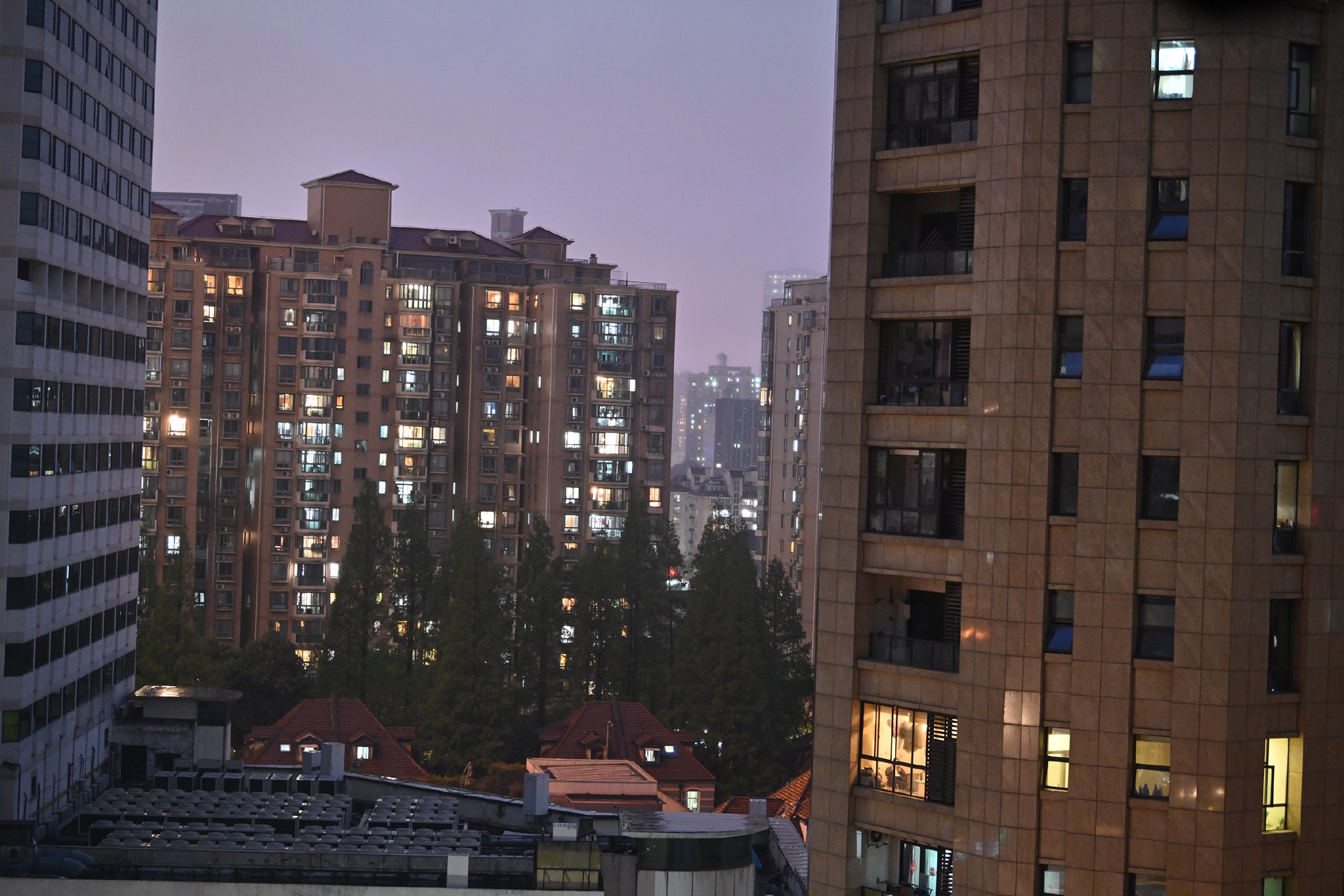 摄影记疫|窗外的万家灯火,每一盏都照亮黑夜