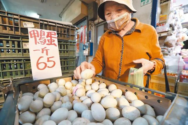 台湾民众在挑鸭蛋。图片来源：台湾《中国时报》刘宗龙 摄