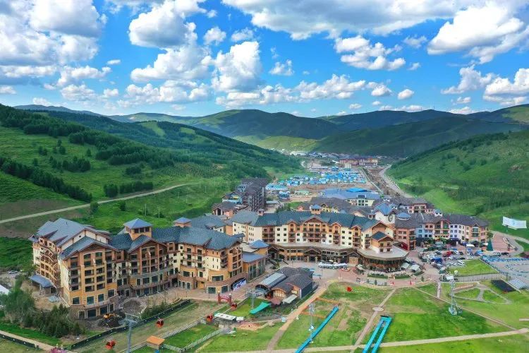 蓝天白云下的崇礼区太舞滑雪小镇.&nbsp;河北日报通讯员 马佳琦摄