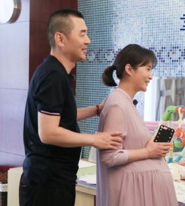 46岁蒋勤勤拍戏被偶遇，不顾形象坐路边大口吃盒饭，陈建斌亲自接下班休闲区蓝鸢梦想 - Www.slyday.coM