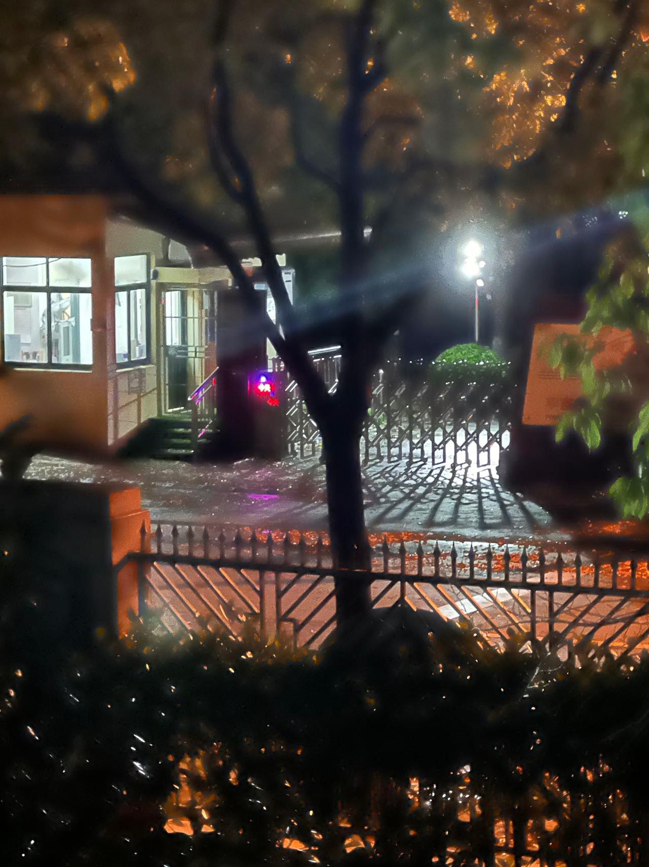 摄影记疫|窗外的万家灯火,每一盏都照亮黑夜